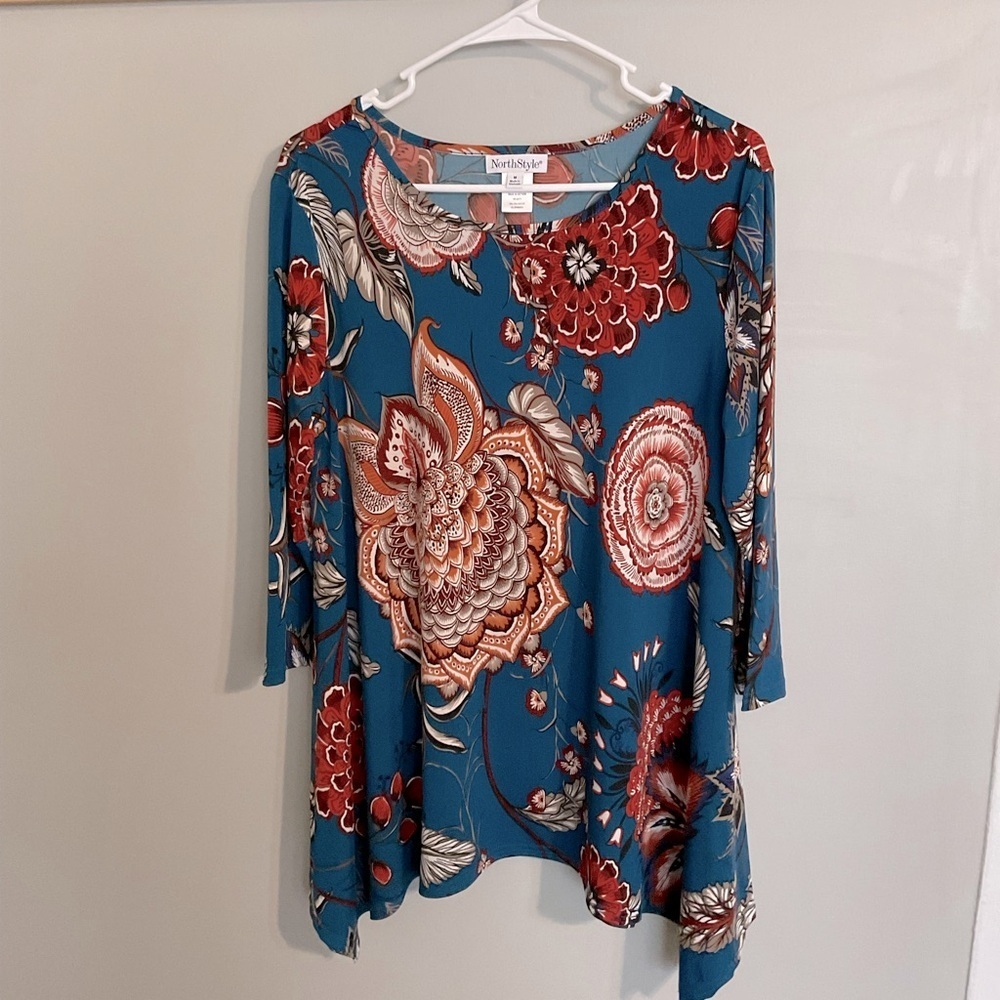 NorthStyle floral handkerchief hem tunic top. Size Medium